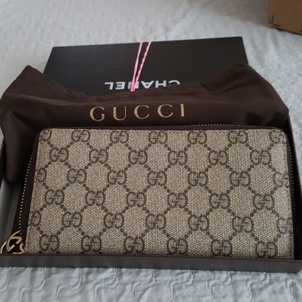 Gucci zip wallet